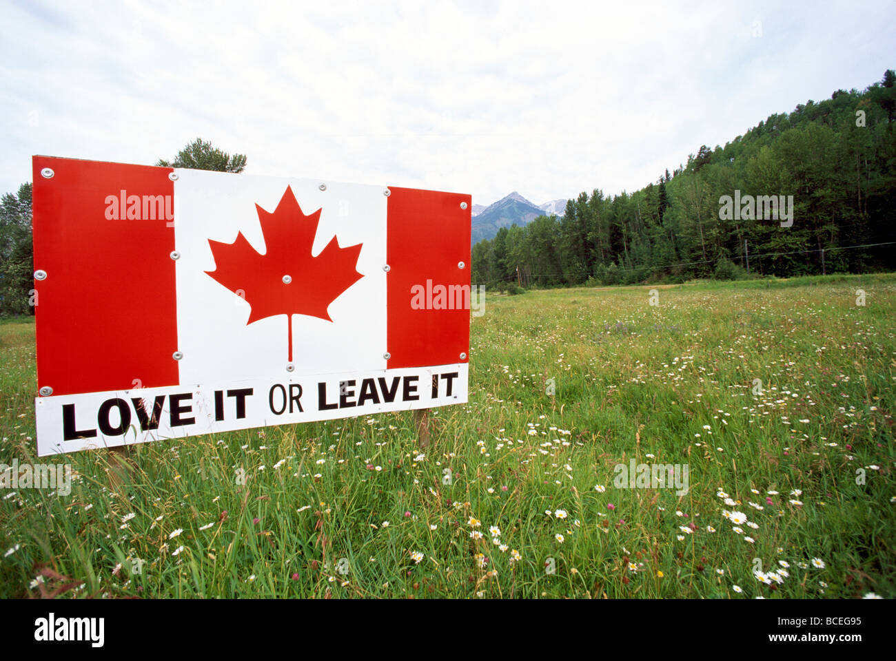 Bandiera canadese Highway Road Billboard Sign in British Columbia Canada - Amore o lasciare Foto Stock
