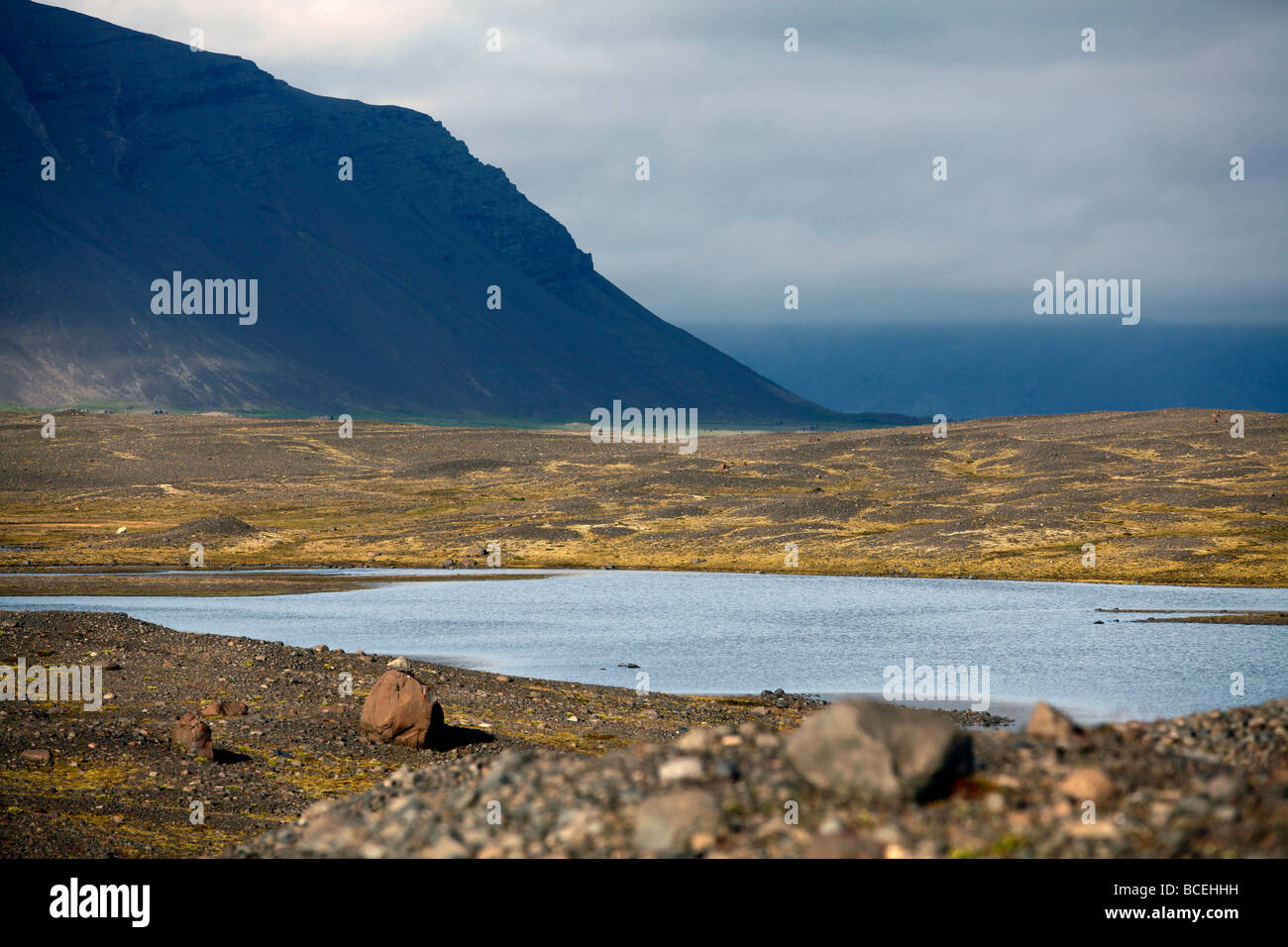 Il lago glaciale di paesaggio montano vicino a Höfn, sud-est di Islanda Foto Stock