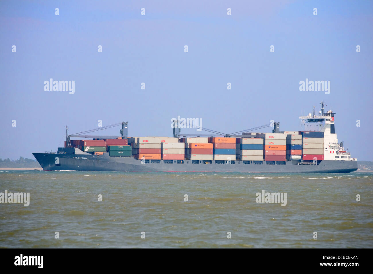 Il trasporto merci nave cargo Valentina nel Solent avvicinando Southampton docks Foto Stock