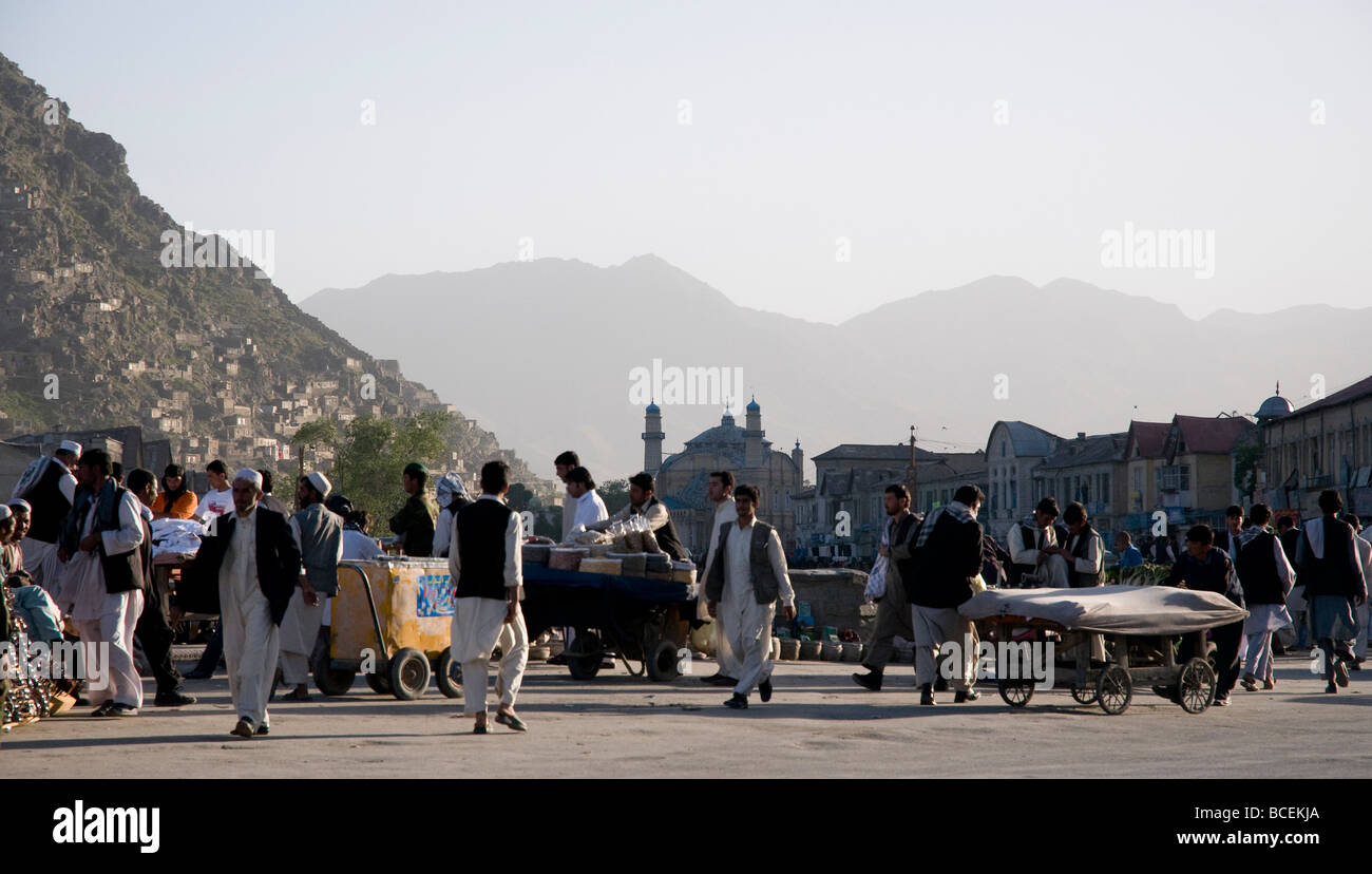 In tarda serata nel vivace cuore di Kabul, Afghanistan, la città più vecchia moschea sullo skyline Foto Stock
