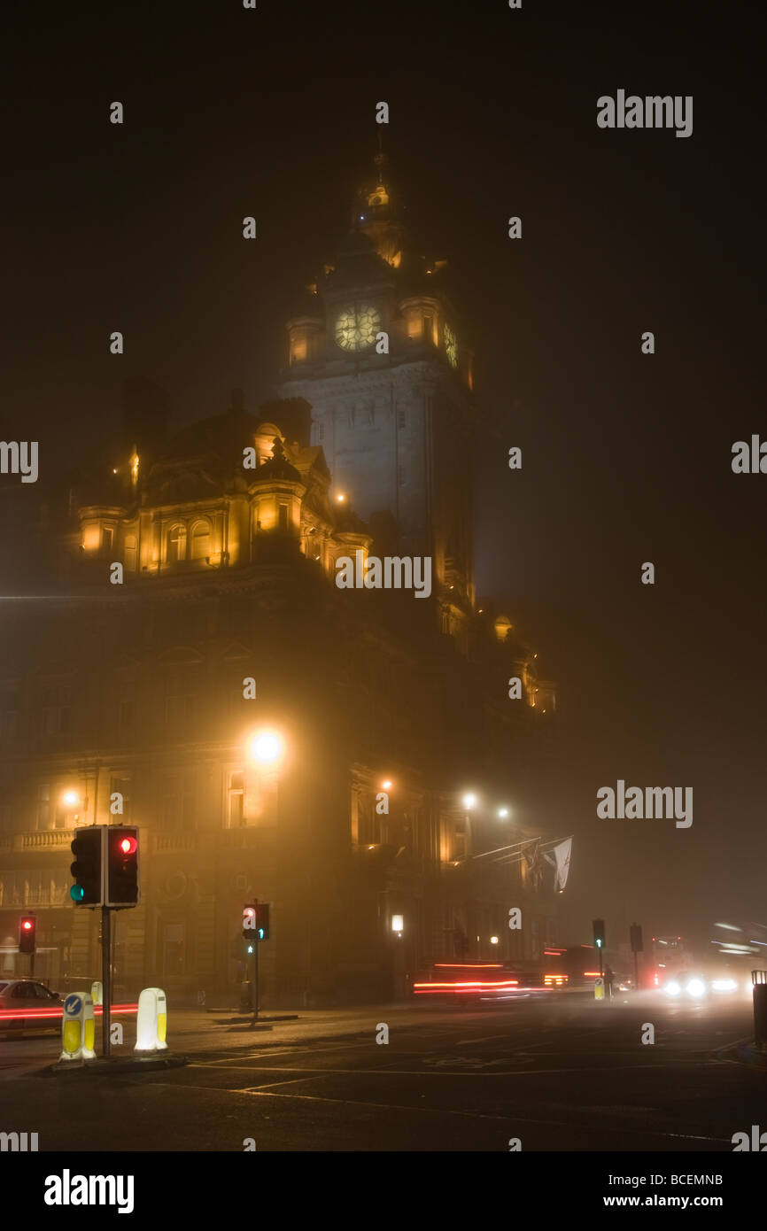 The Balmoral Hotel Edinburgh su una notte di nebbia Foto Stock