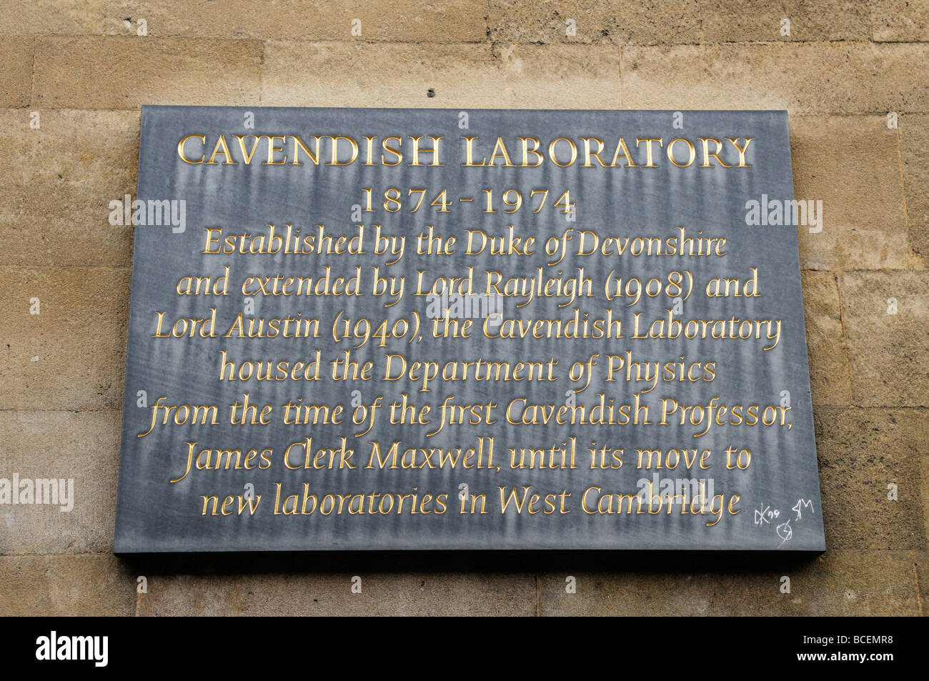 La placca sul muro del vecchio Laboratorio Cavendish in Libera Scuola di Lane, Cambridge Inghilterra REGNO UNITO Foto Stock