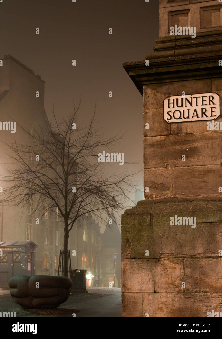L'angolo di Hunter Square off the Royal Mile (High Street), Edimburgo, Scozia in una notte di nebbia. Foto Stock