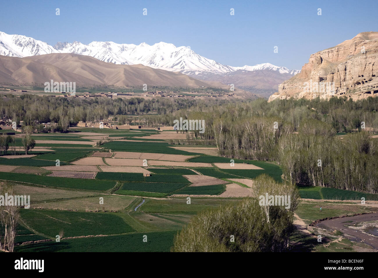 Un verde e fertile e tranquilla valle in Afghanistan la provincia di Bamiyan Foto Stock