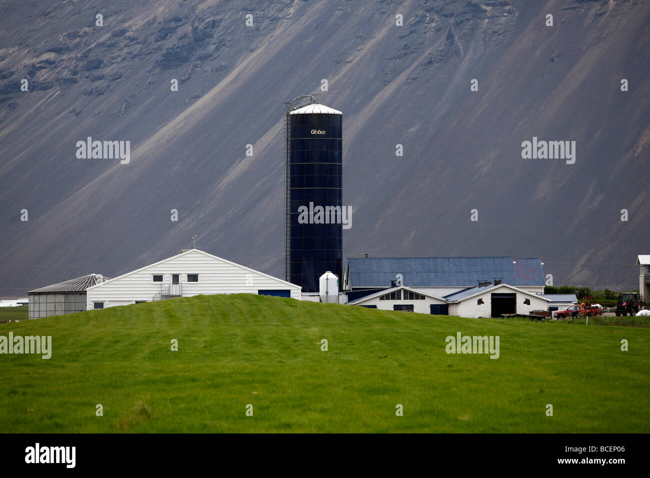 Azienda agricola e silo, vicino a Höfn, sud-est dell'Islanda. Foto Stock