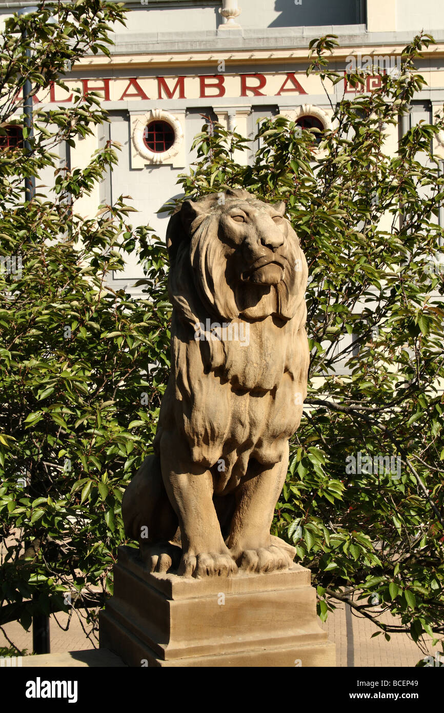 Leone di pietra adiacente al Teatro Alhambra Bradford Foto Stock