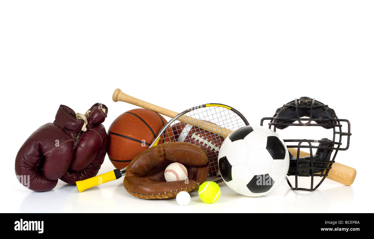 Vasta gamma di attrezzature sportive su sfondo bianco con copia gli elementi dello spazio inlcudono i guantoni di un basket di un pallone da calcio un calcio Foto Stock