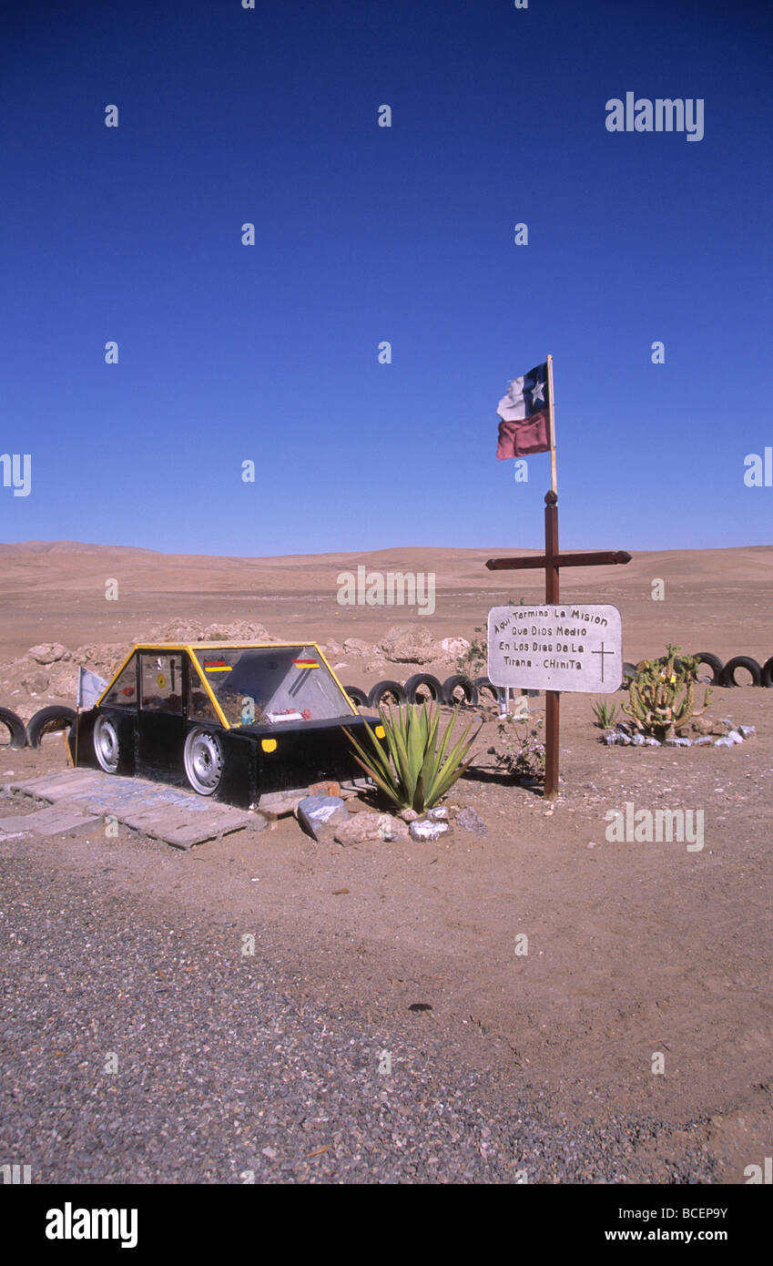 Strada grave (chiamato animita de carretera localmente) di taxi driver nei pressi di Iquique , Cile Foto Stock