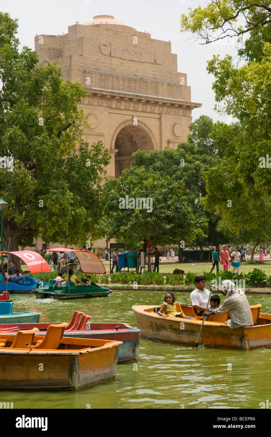 Le famiglie possono usufruire canottaggio in un stagno di fronte all India Gate New Delhi India Foto Stock