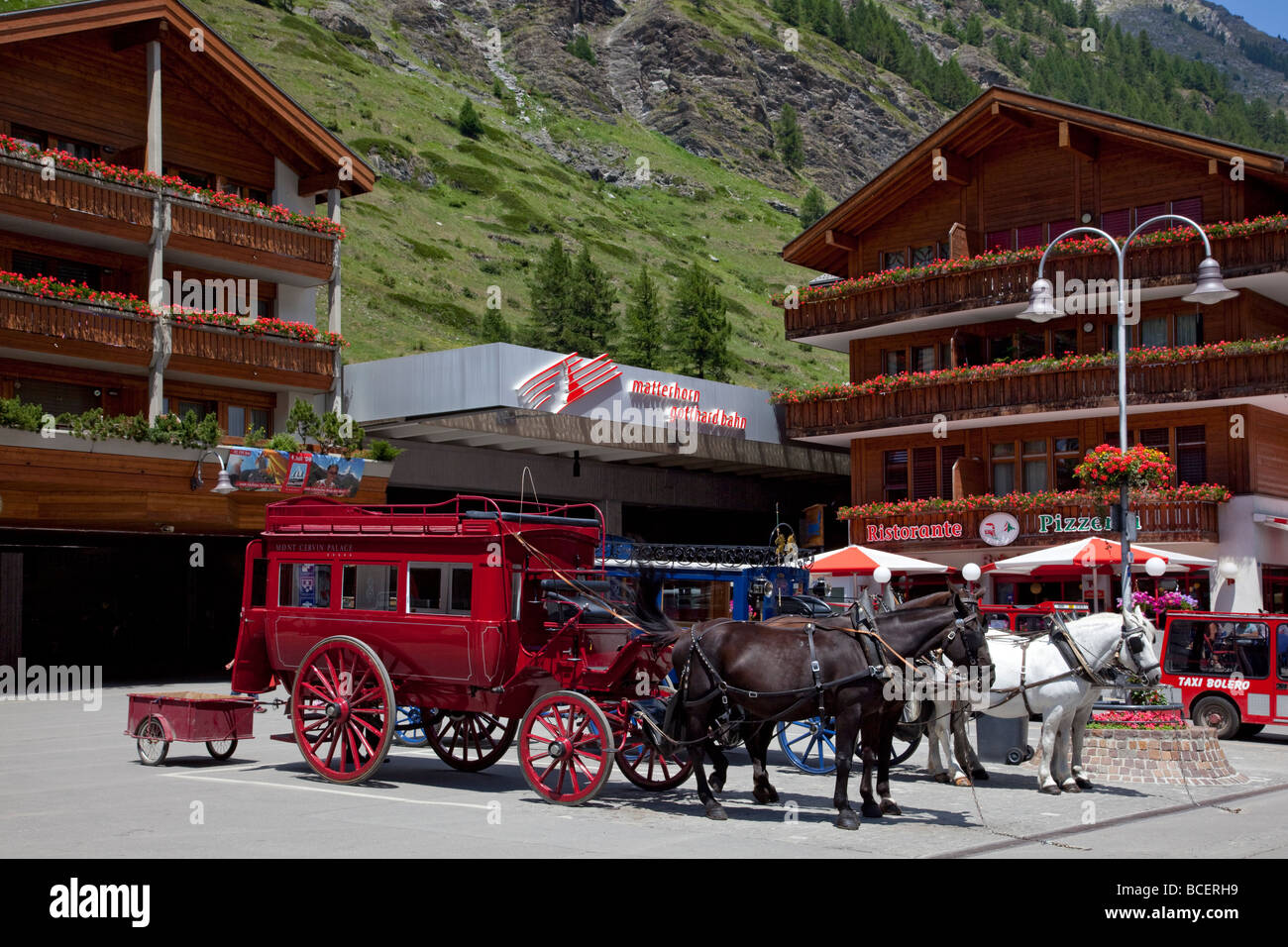 La piazza principale e la stazione ferroviaria di entrata con cavallo e trappole, Zermatt, Svizzera, Europa Foto Stock