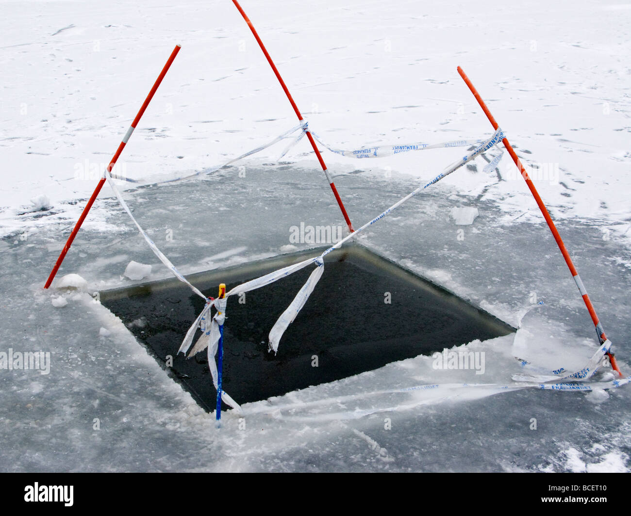 Un foro quadrato in un lago in Svezia Foto Stock