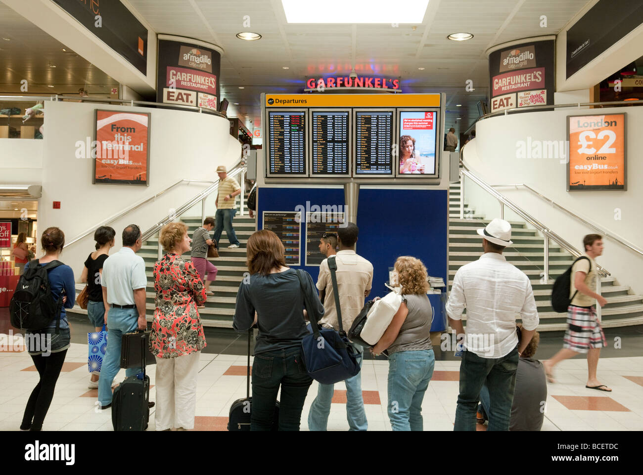 Compagnia aerea segni di partenza, North Terminal, l'aeroporto di Gatwick, Regno Unito Foto Stock