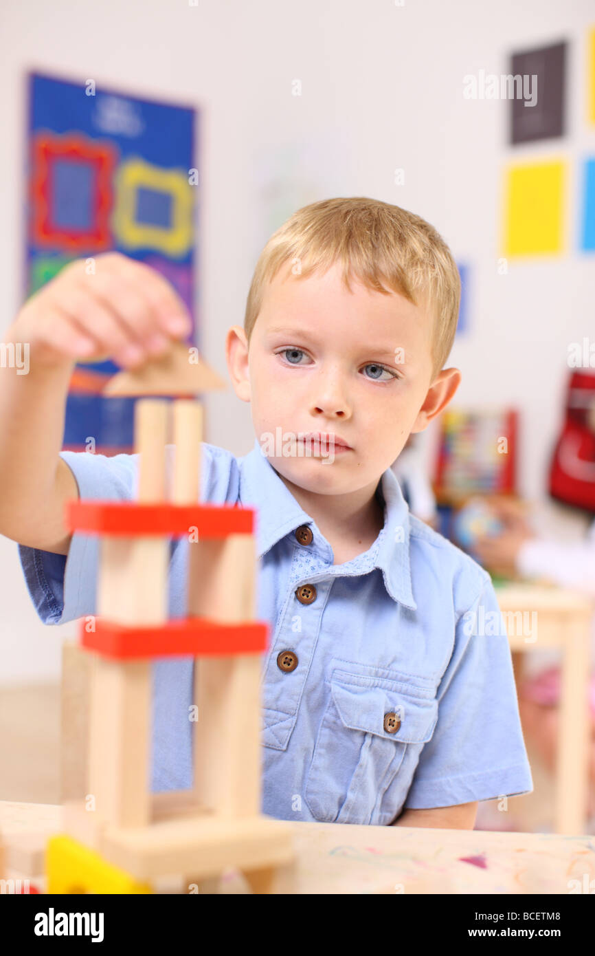 Ragazzo di età prescolare blocchi di impilamento Foto Stock