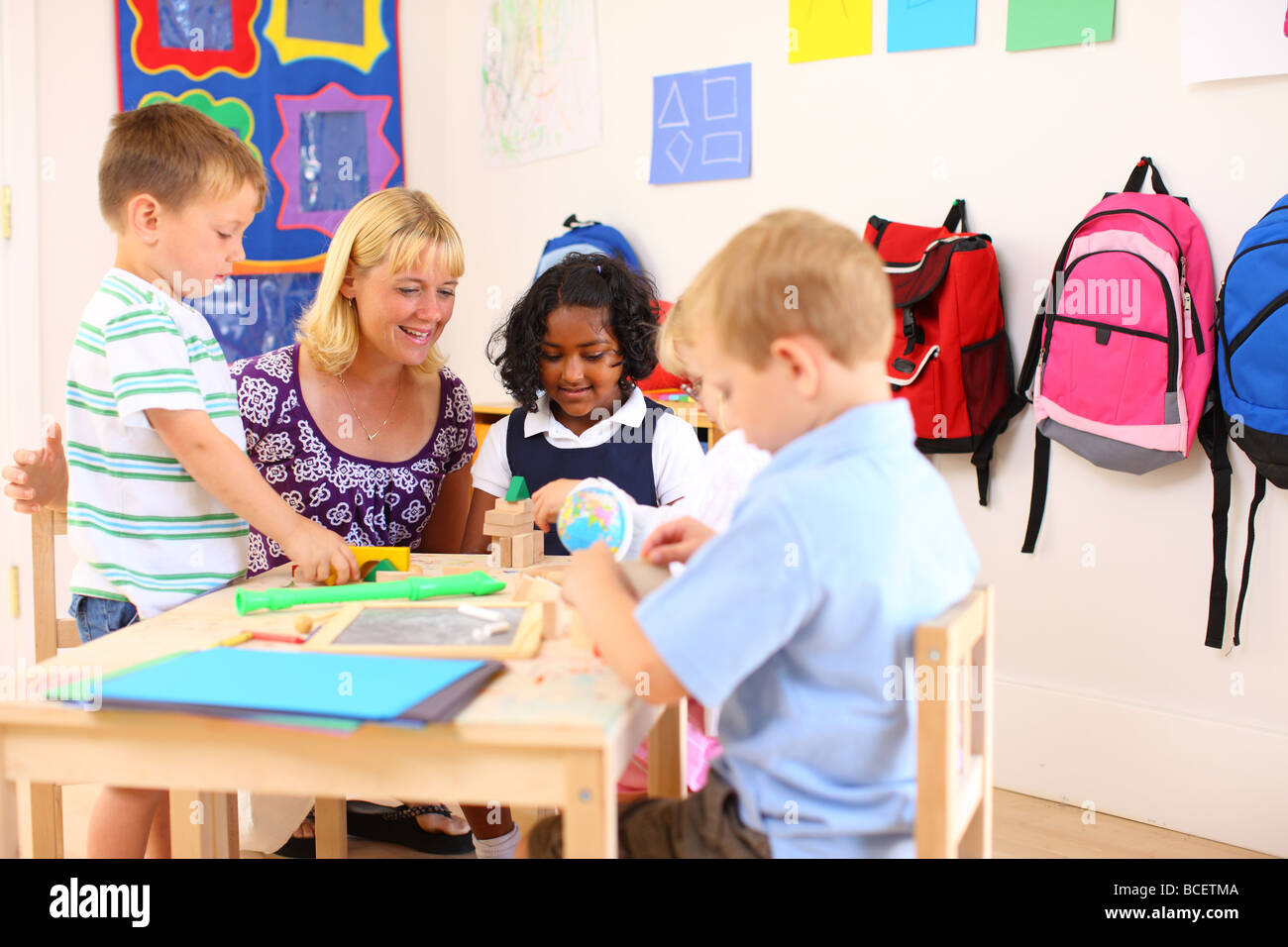 Insegnante e i bambini in età prescolare classroom Foto Stock