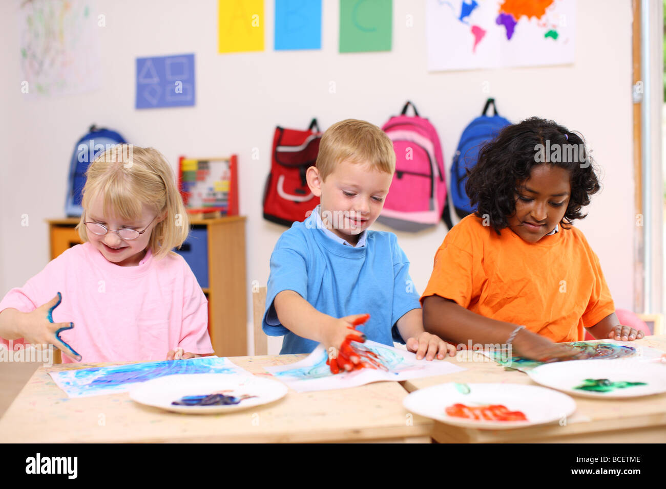 I bambini di età prescolare dito pittura Foto Stock