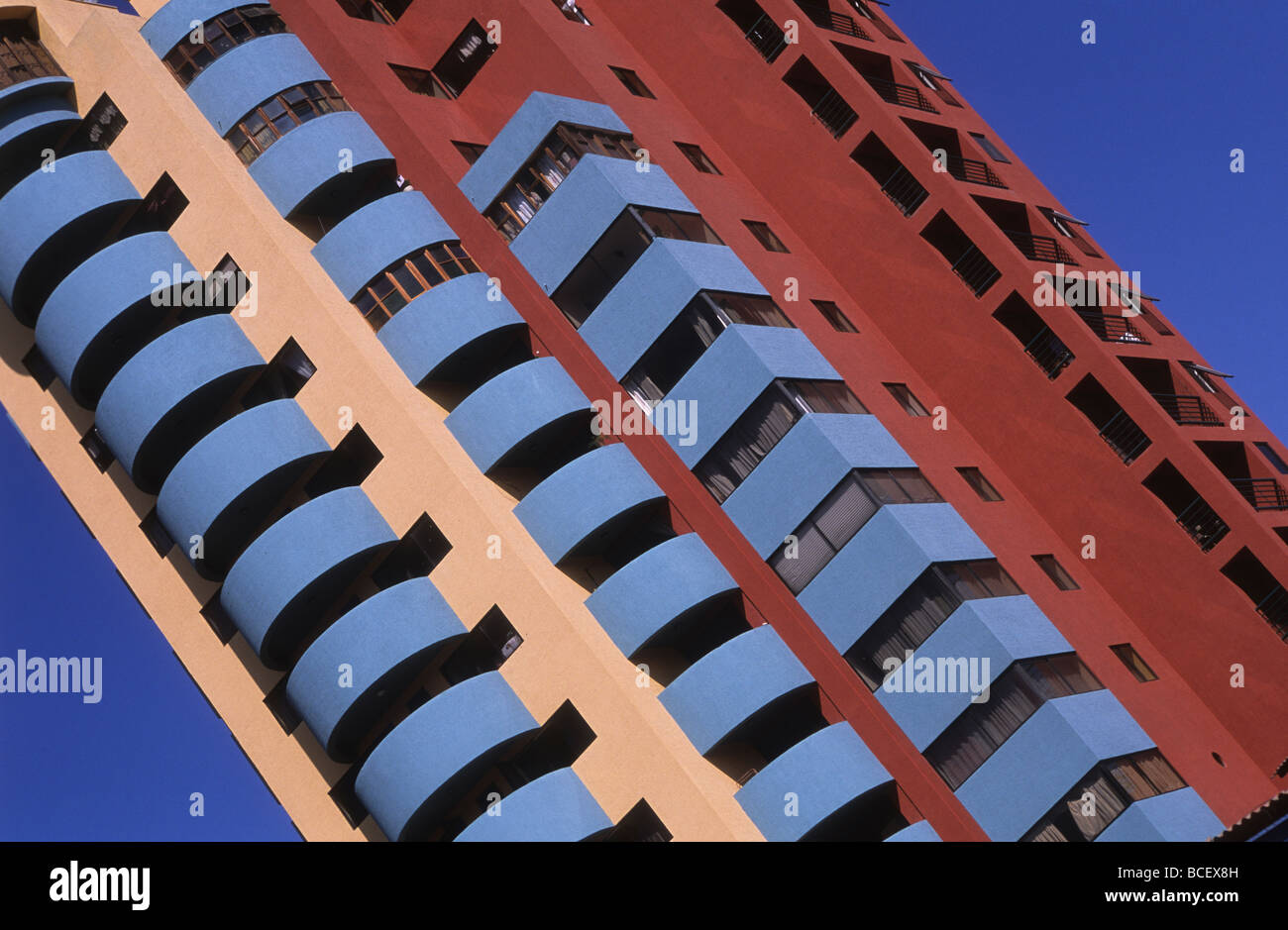 Dettaglio di un alto e colorato blocco di appartamenti/grattacielo, Iquique, Cile Foto Stock