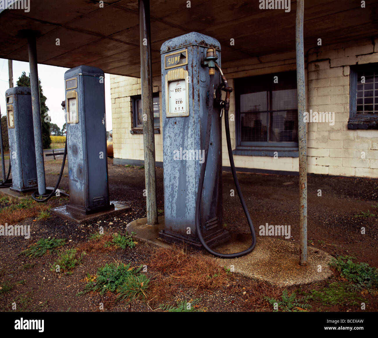 Antico bowers gas a un paese abbandonato la stazione di benzina. Foto Stock