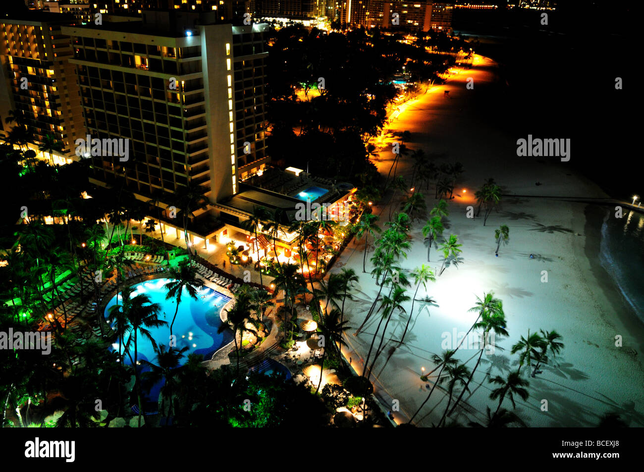 La spiaggia di Waikiki a notte, Honolulu, Hawaii, Stati Uniti d'America. Foto Stock