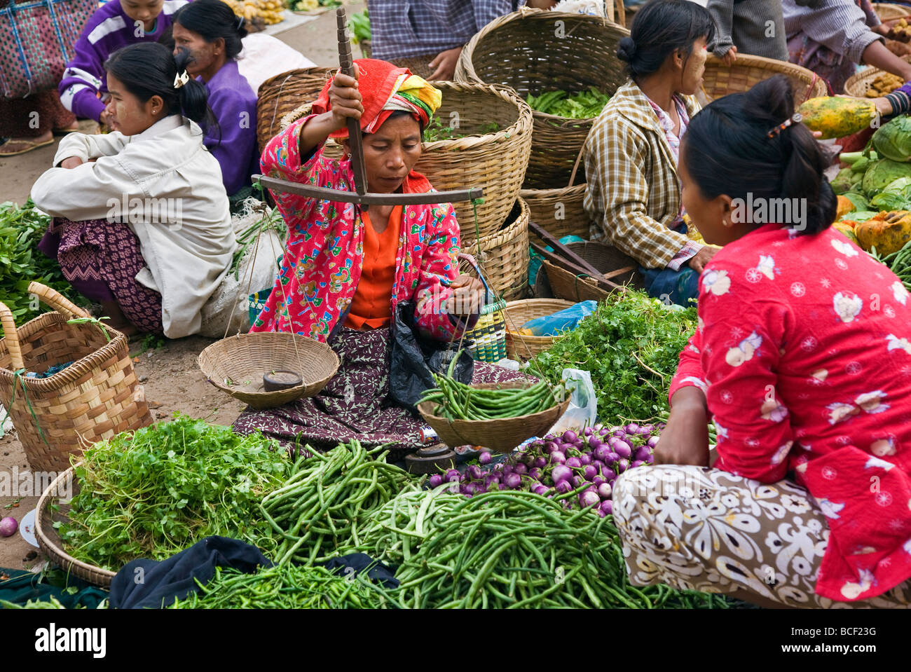 Myanmar. La Birmania. Nyaung U. un affollato mercato scena con frutta fresca e verdure a Nyaung U. scale locali sono utilizzati. Foto Stock