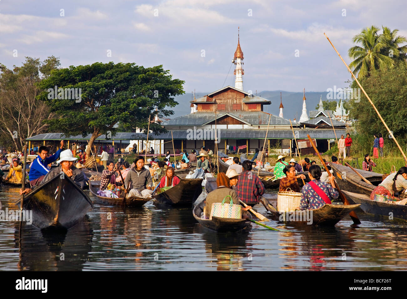 Myanmar. La Birmania. Lago Inle. Il pittoresco mercato galleggiante di Ywa-ma sul Lago Inle. Foto Stock