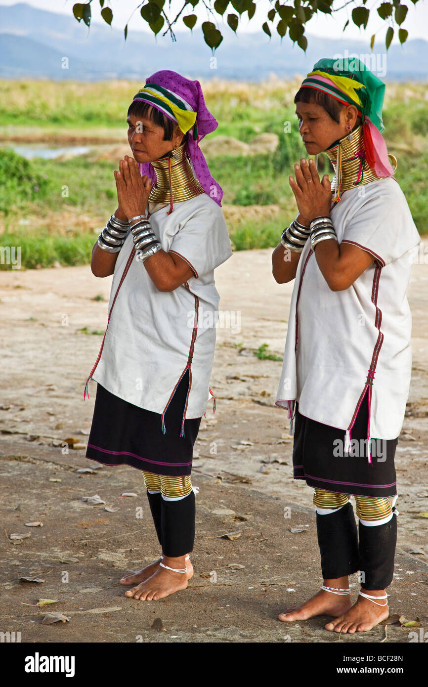 Myanmar Birmania, Lago Inle. Due donne Padaung appartenenti al Karen sub-tribe pregare presso un santuario buddista. Foto Stock