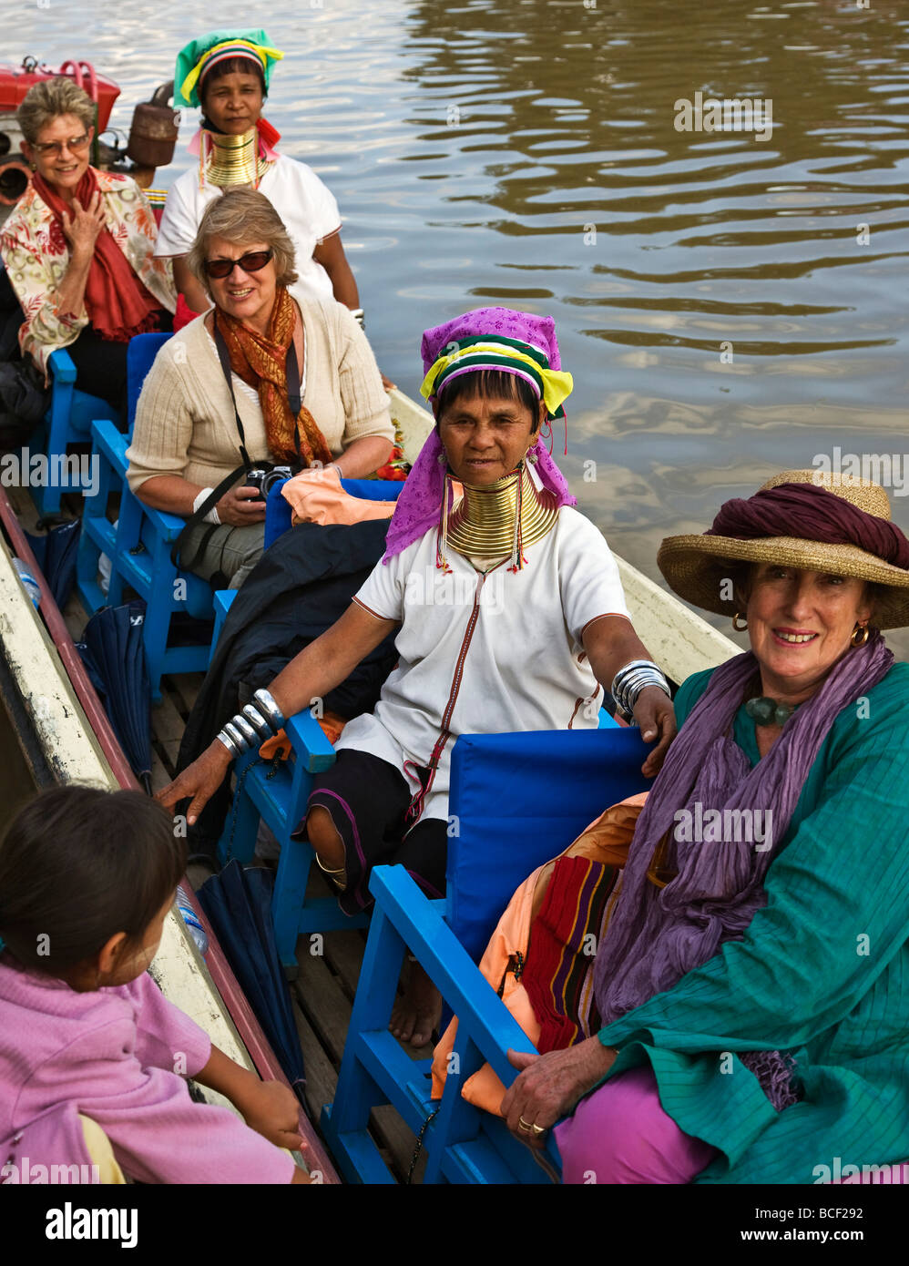 Myanmar Birmania, Lago Inle. Padaung donna appartenente al Karen sub-tribe indossando il tradizionale pesanti collane di ottone. Foto Stock