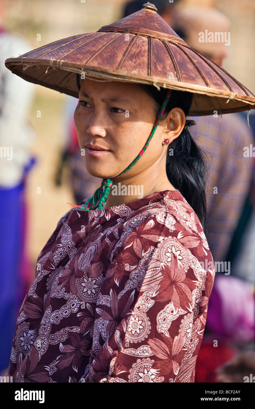 Myanmar Birmania, Lago Inle. Una donna che indossa un tradizionale ampia-colmato il bambù hat a Indein mercato. Foto Stock