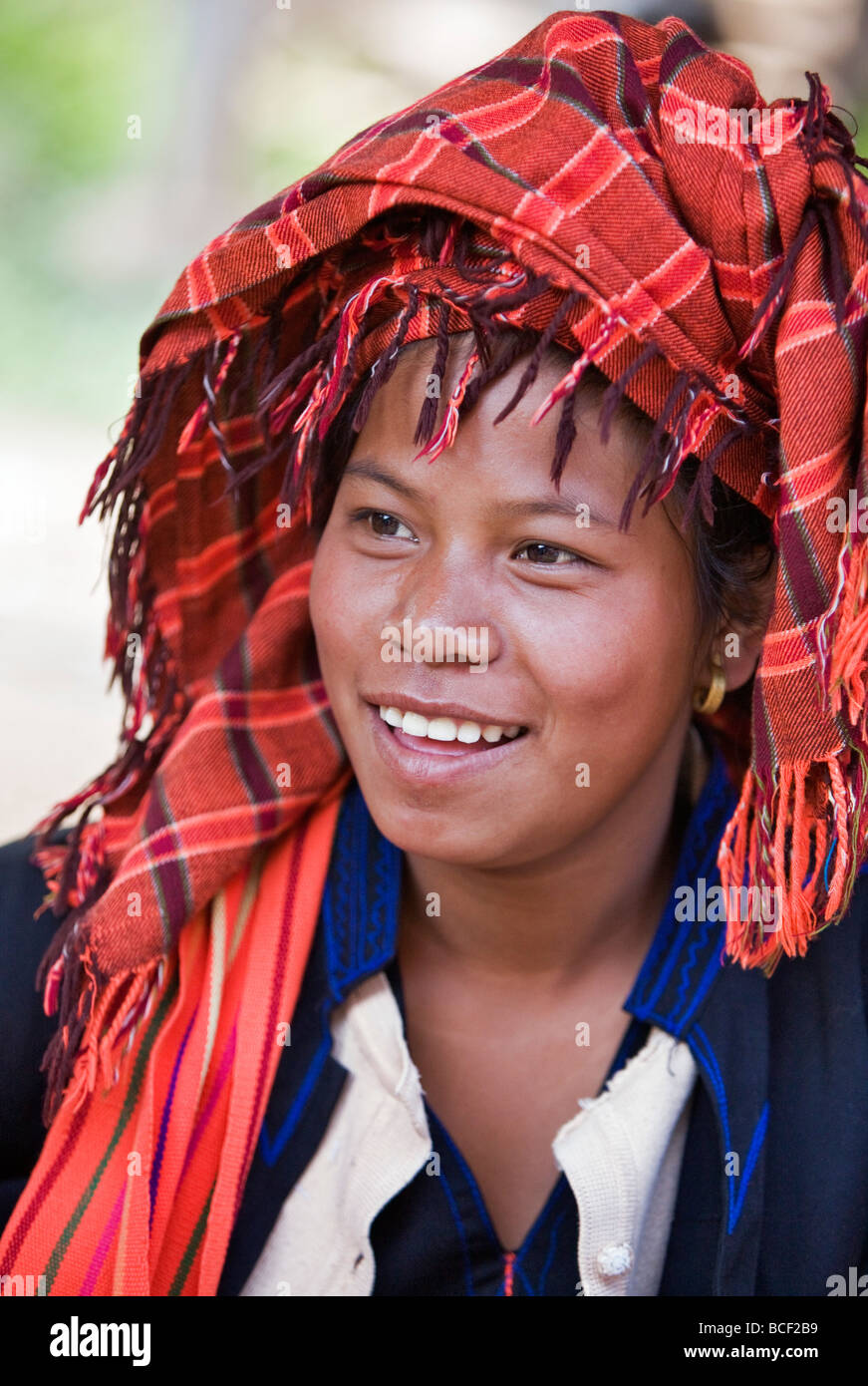 Myanmar Birmania, Lago Inle. Un bel giovane Pa-O donna al mercato Indein. Foto Stock