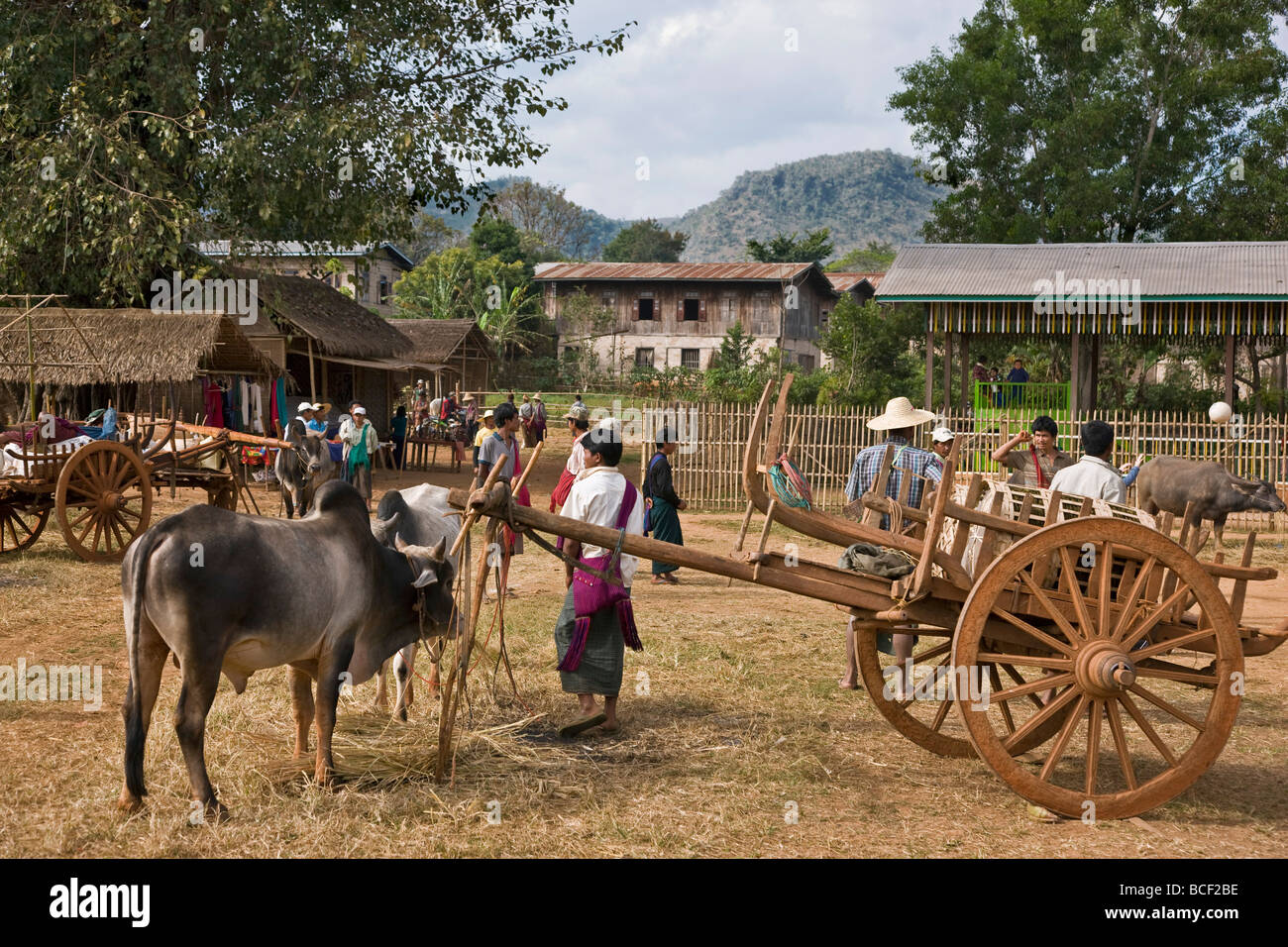 Myanmar Birmania, Lago Inle. Una vista generale del mercato Indein. Foto Stock