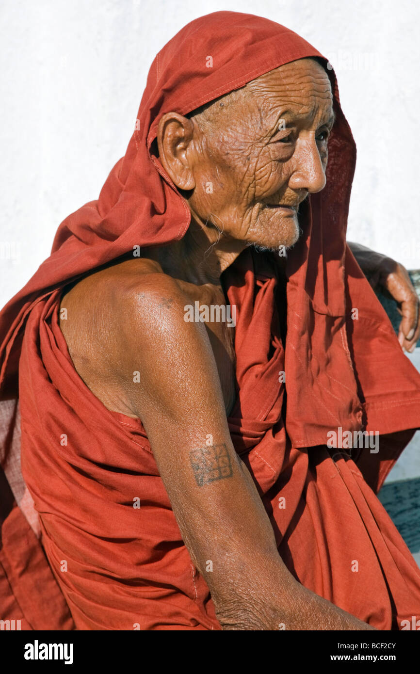Myanmar. La Birmania. A Nyaung shwe. Un vecchio monaco gode del sole al di fuori del Shwe Yaunghwe monastero appena fuori a Nyaung shwe. Foto Stock