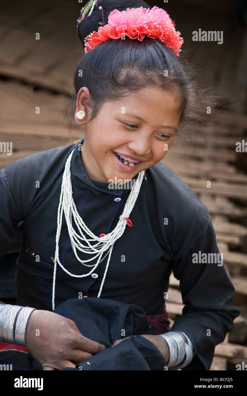 Myanmar Birmania, Pan-lo. Una donna della piccola tribù di Ann in abito tradizionale con denti annerito. Per allontanare gli spiriti maligni. Foto Stock