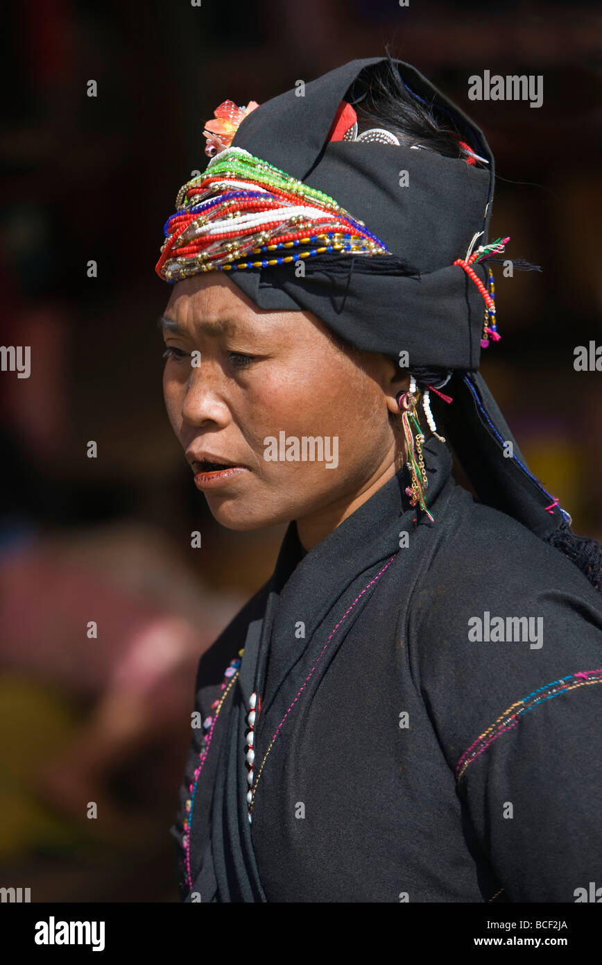 Myanmar Birmania, Pan-lo. Una donna della piccola tribù di Ann in Kengtung mercato. La Ann annerite i loro denti per allontanare gli spiriti maligni. Foto Stock