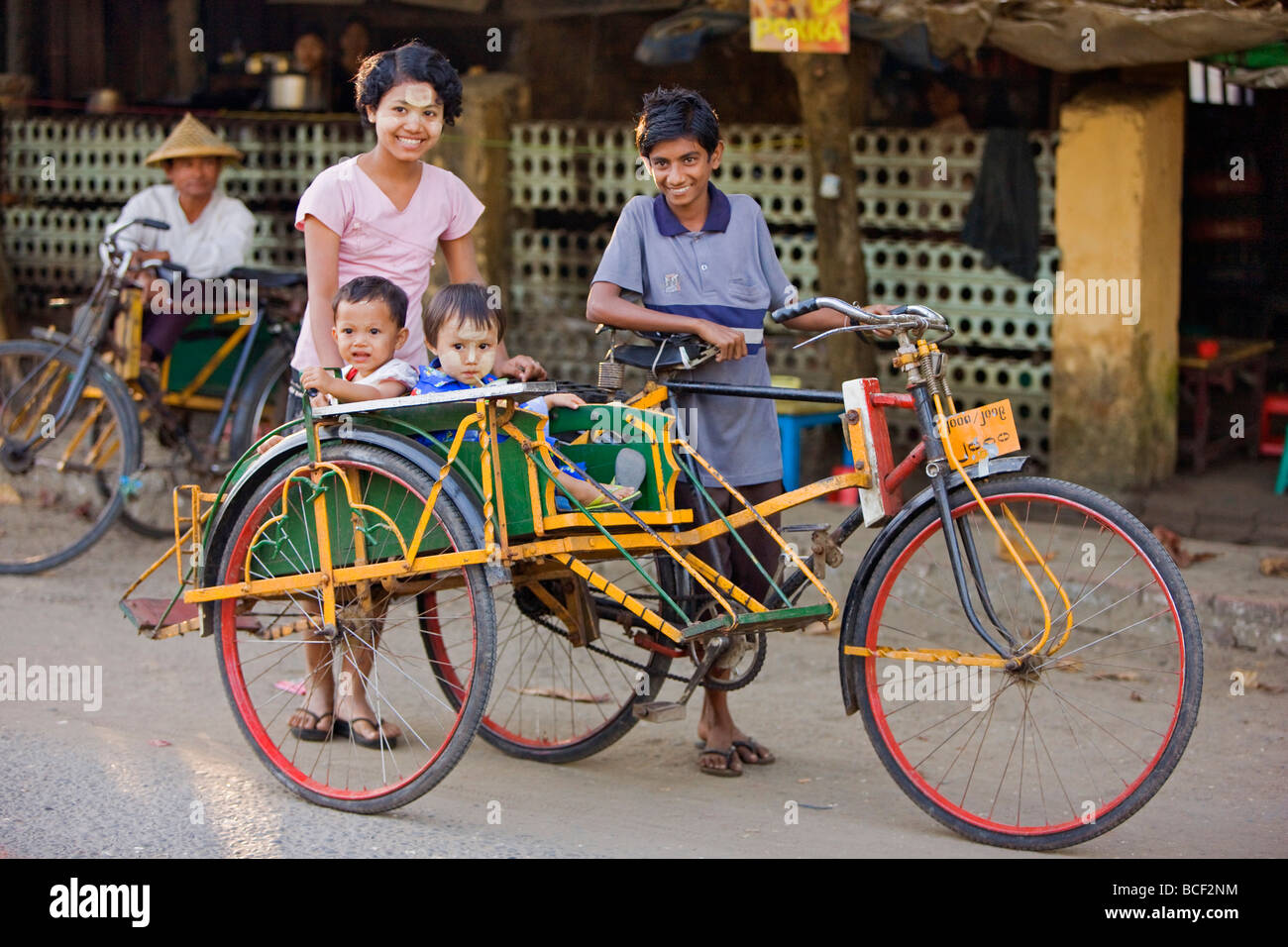 Myanmar Birmania, Sittwe. Una famiglia birmana tiene per le strade di Sittwe in un riscio', un popolare mezzo di trasporto. Foto Stock