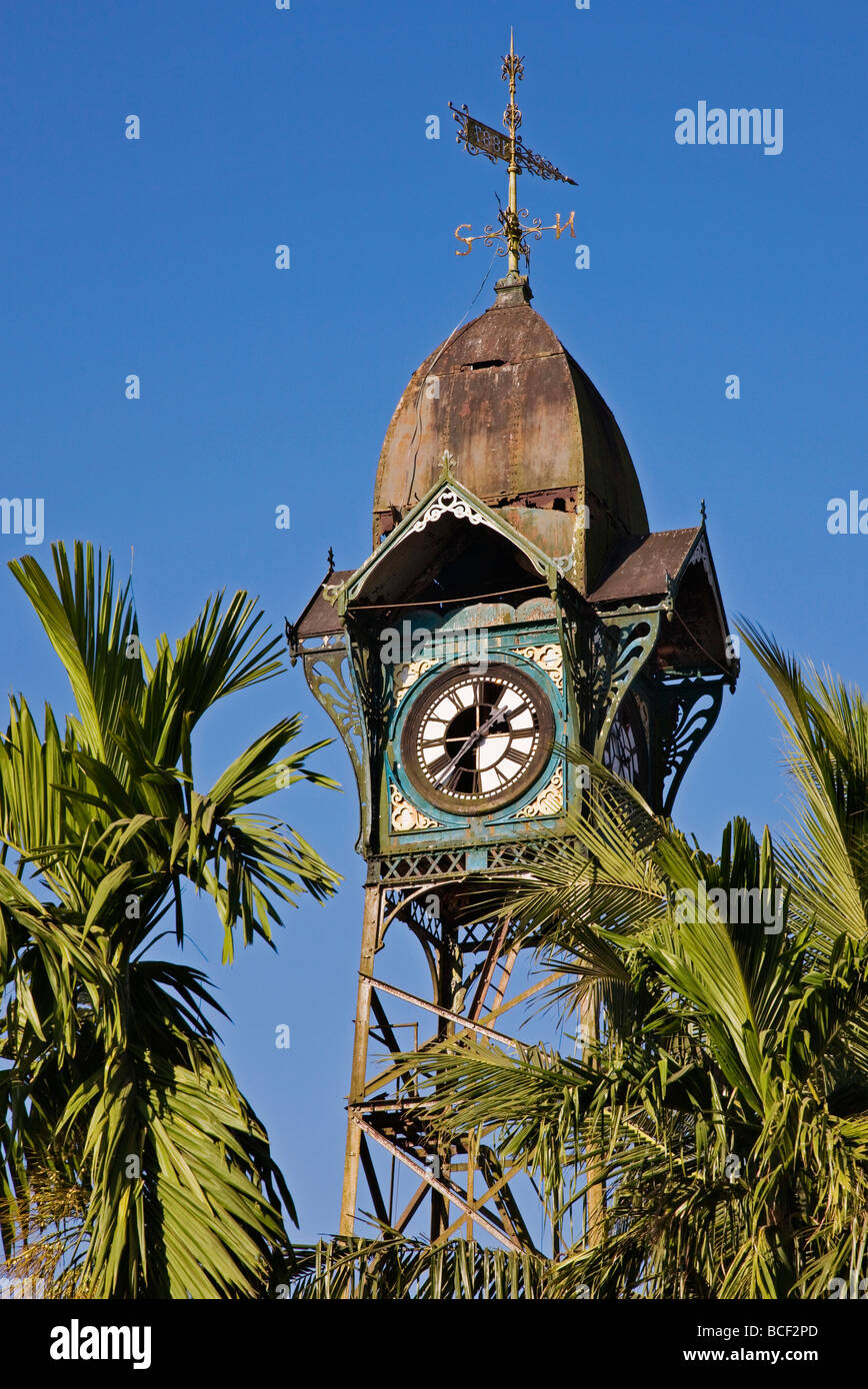 Myanmar Birmania, Stato di Rakhine. Il vecchio orologio da torre a Sittwe, completo di banderuola. Foto Stock