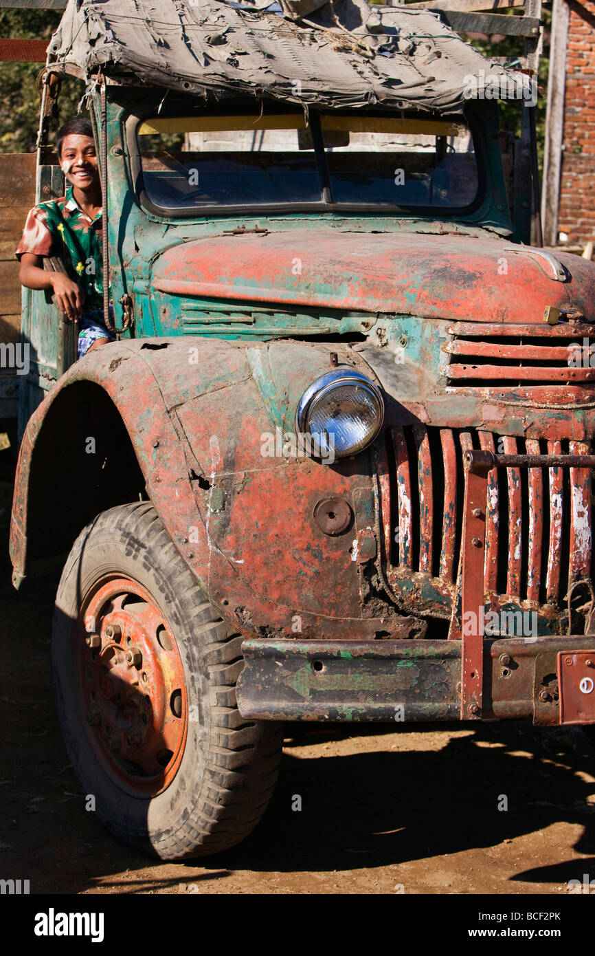 Myanmar Birmania, Sittwe. Vecchi veicoli militari come questo autocarro Chevrolet sono state abbandonate come scarto in Birmania dopo la Seconda Guerra Mondiale. Foto Stock