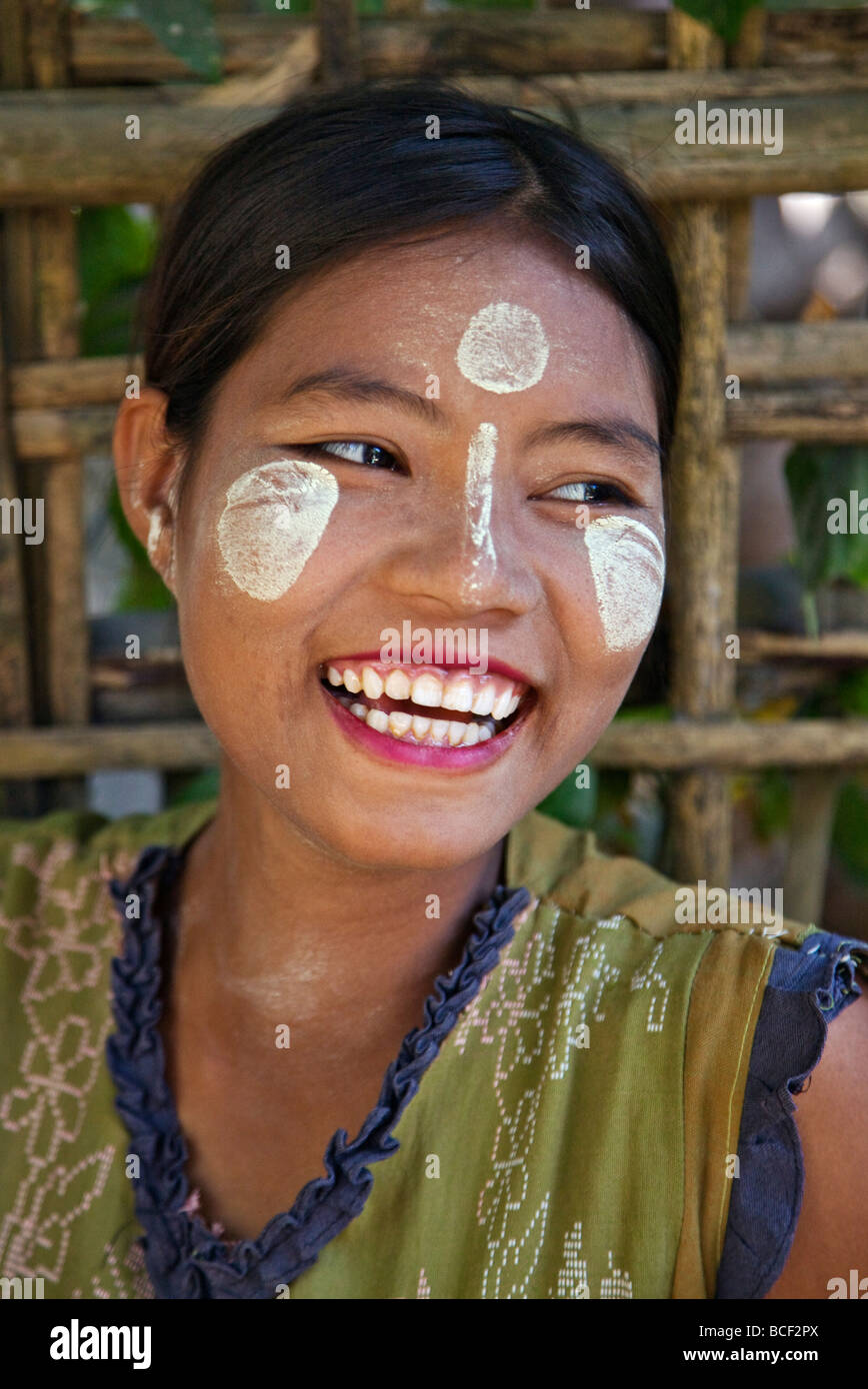 Myanmar Birmania, Fiume Kaladan. Una donna di Rakhine con Thanakha, un famoso locale di sun crema favorita da donne e ragazze. Foto Stock