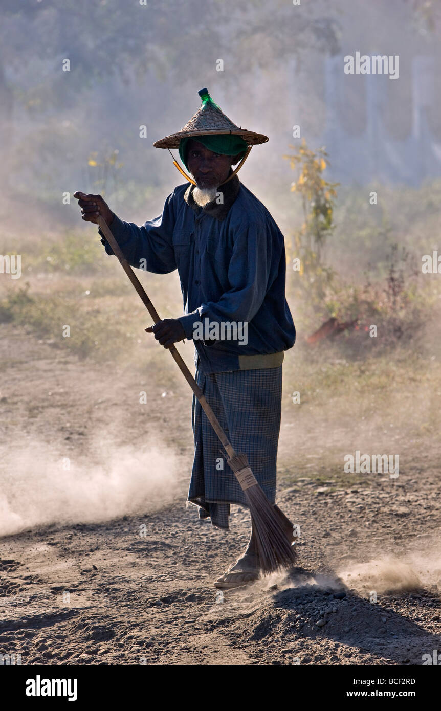 Myanmar Birmania Mrauk U. Un uomo vecchio spazza la strada a Mrauk brevetto statunitense n. Foto Stock