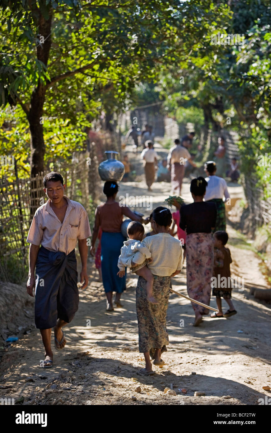Myanmar Birmania Mrauk U. una strada molto trafficata in un villaggio vicino a Mrauk brevetto statunitense n. Foto Stock