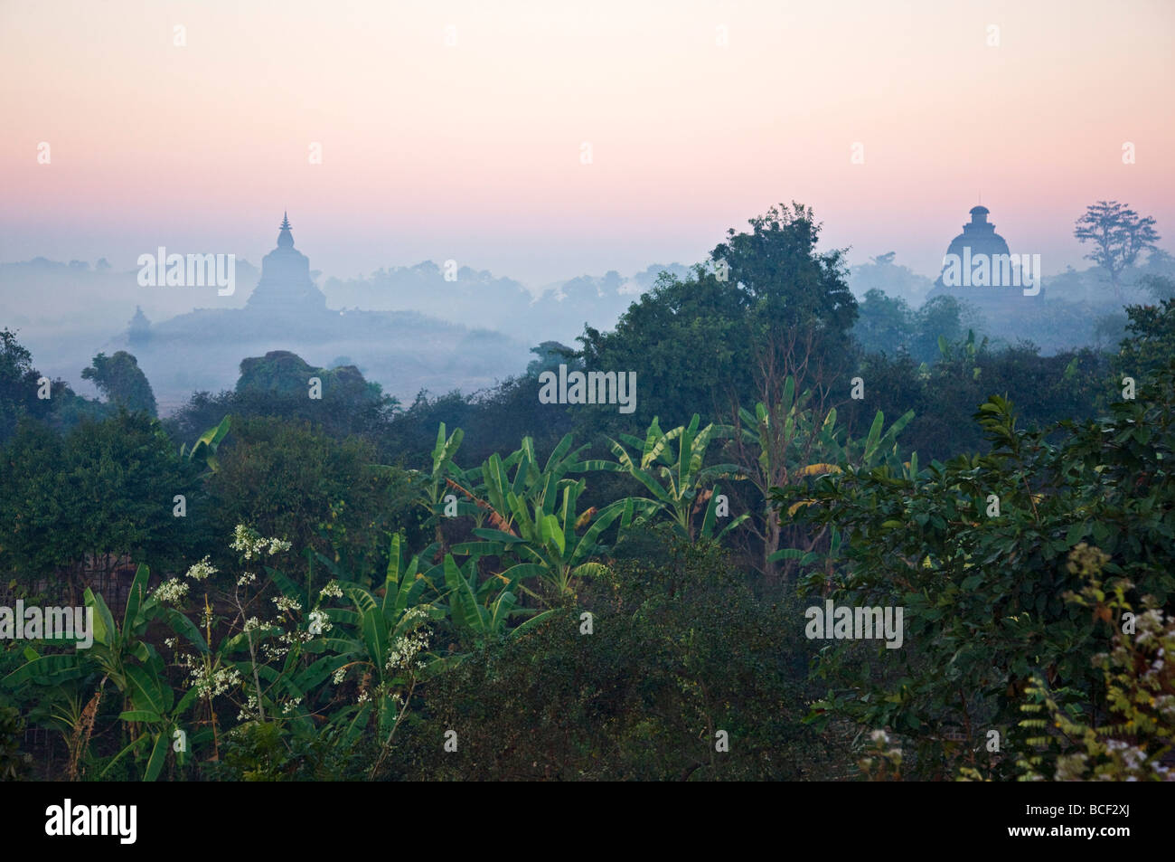 La mattina presto la nebbia avvolge la storica templi di Mrauk U, costruita in stile Rakhine tra il XV e il XVII secolo. Foto Stock