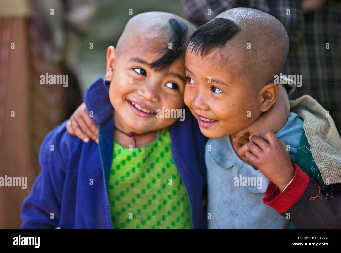 Myanmar Birmania, Stato di Rakhine,Gyi Dawma village. Piccoli ciuffi di capelli sulle teste rasate sono creduti per proteggerli. Foto Stock