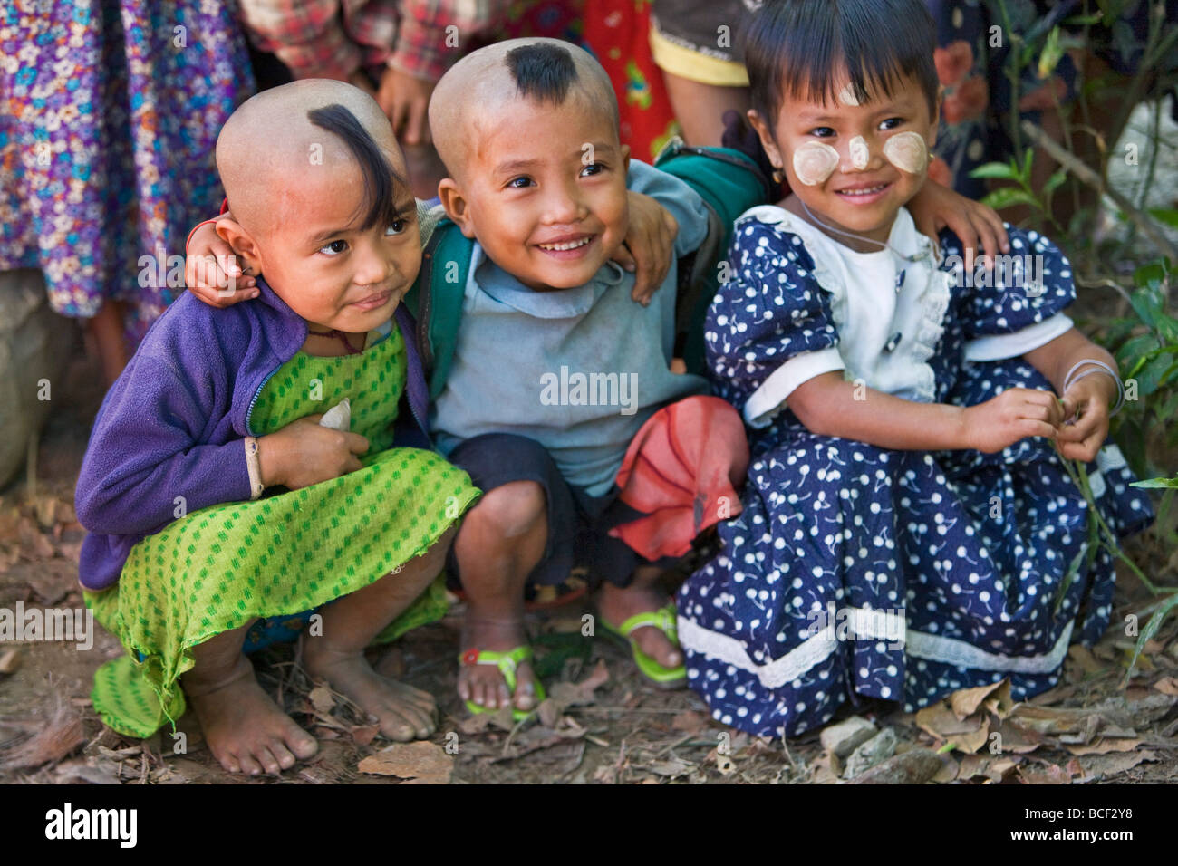 Myanmar Birmania, Stato di Rakhine, Gyi Dawma. Piccoli ciuffi di capelli sulle teste rasate sono creduti per proteggerli. Foto Stock