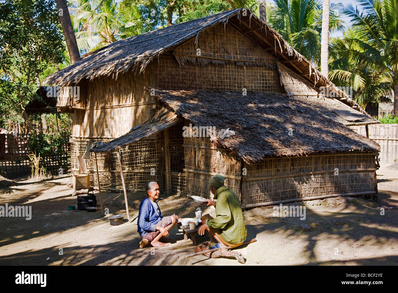 Myanmar Birmania, Stato di Rakhine, Gyi Dawma. Una casa di bambù a Gyi Dawma village con i proprietari. Foto Stock