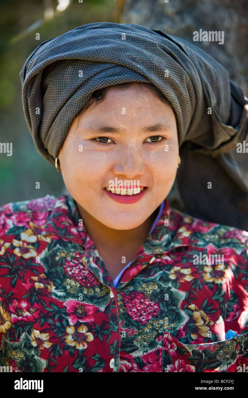Myanmar Birmania, Stato di Rakhine, Laung Shein. Un attraente ragazza di Laung Shein village. Il suo viso è decorata con Thanakha. Foto Stock
