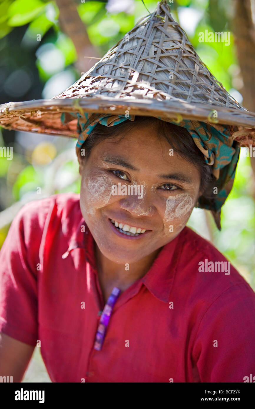 Myanmar Birmania, Stato di Rakhine, Laung Shein. Una ragazza da Laung Shein village indossando un largo-colmato il bambù hat. Foto Stock