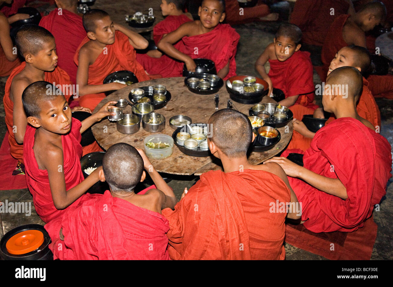 Myanmar Birmania, Stato di Rakhine, Sittwe. Giovane debuttante monaci mangiare il loro pasto principale a Pathain monastero dove 210 monaci. Foto Stock
