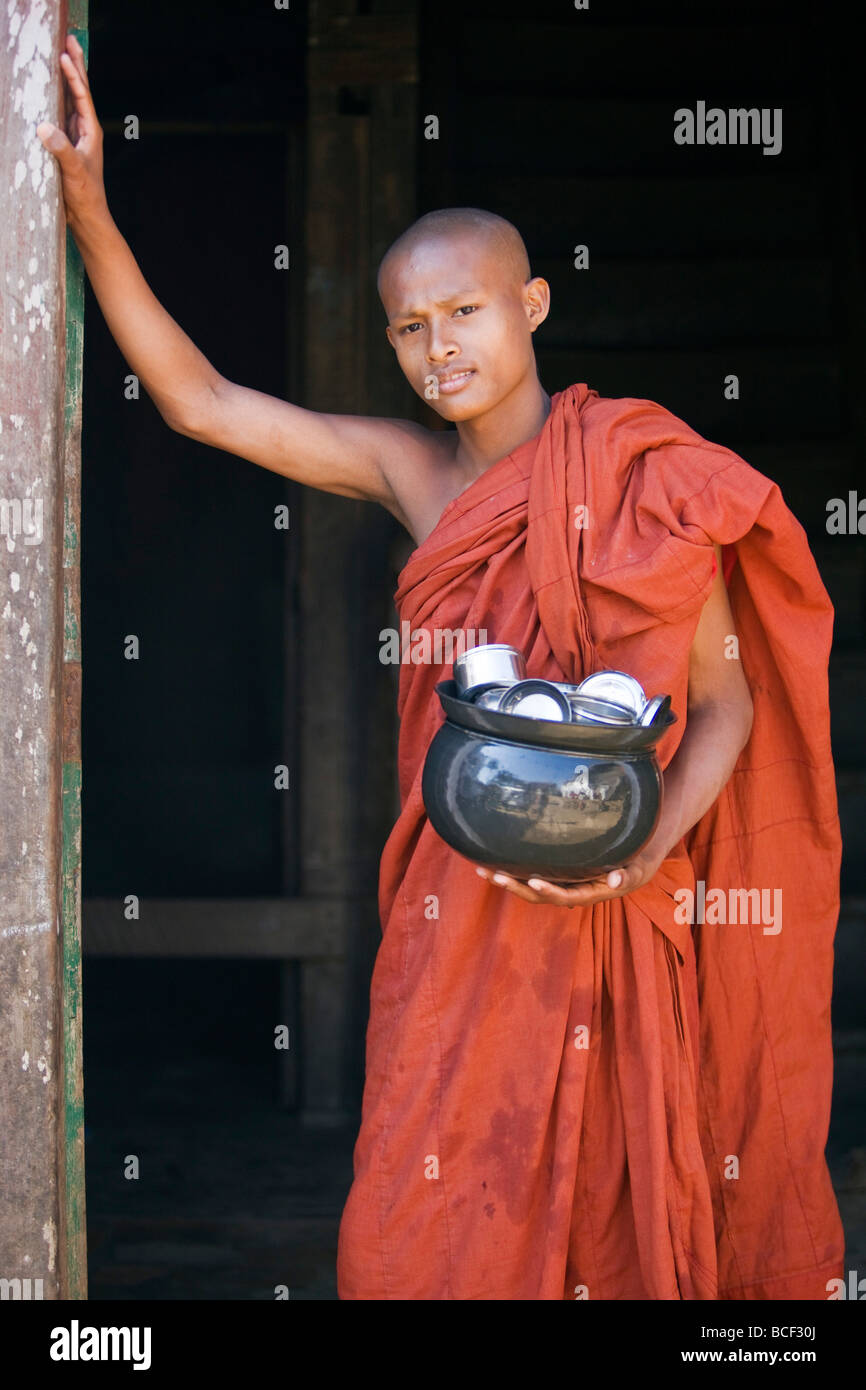 Myanmar Birmania, Stato di Rakhine, Sittwe. Un giovane monaco novizio con la sua ciotola di cibo e di utensili presso il monastero Pathain. Foto Stock