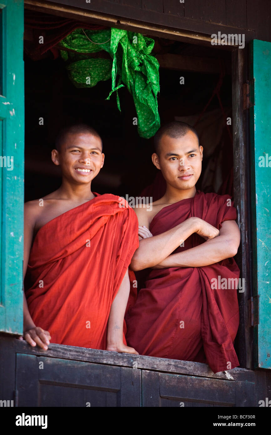 Myanmar Birmania, Stato di Rakhine, Sittwe. Due monaci novizio guardare al di fuori della loro finestra del dormitorio presso il monastero Pathain. Foto Stock