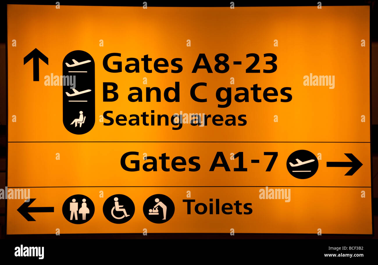 Gate di partenza segno, terminale 5, l'aeroporto di Heathrow a Londra, Inghilterra Foto Stock