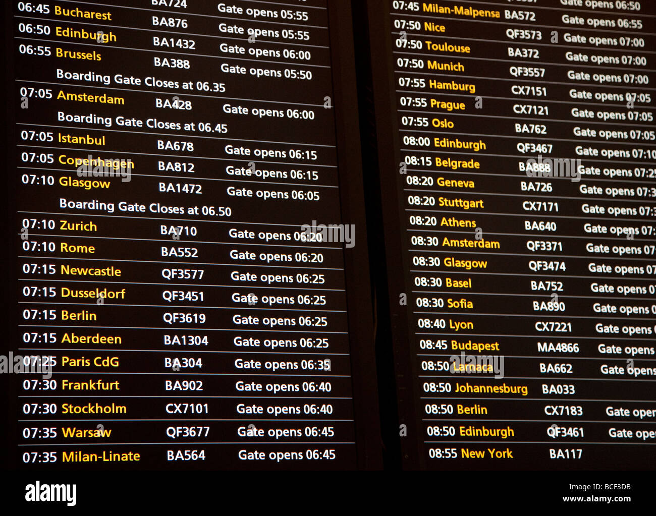 Scheda di partenza, terminale 5, l'aeroporto di Heathrow a Londra, Inghilterra Foto Stock