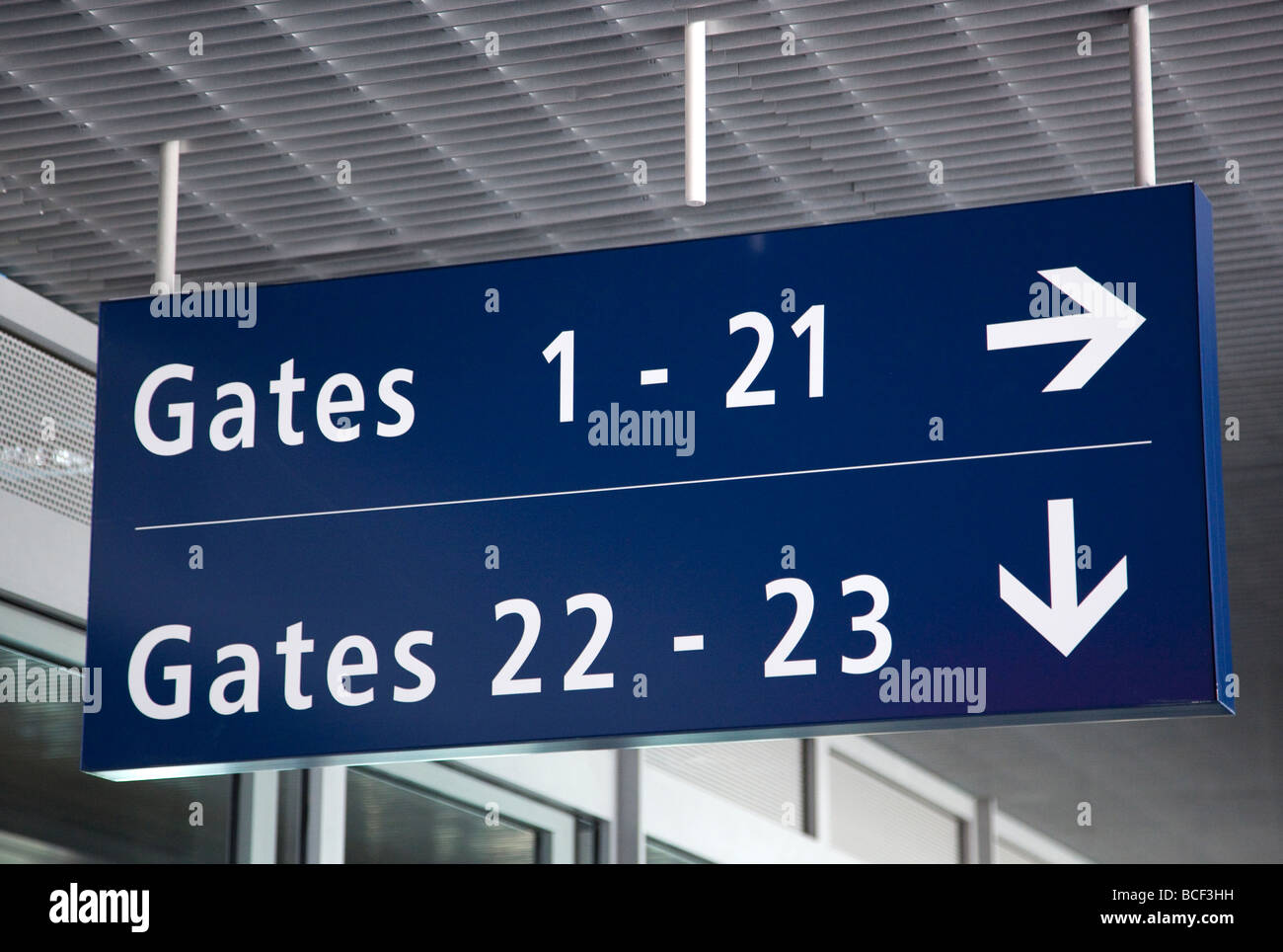 Gate di partenza segno, terminale 5, l'aeroporto di Heathrow a Londra, Inghilterra Foto Stock